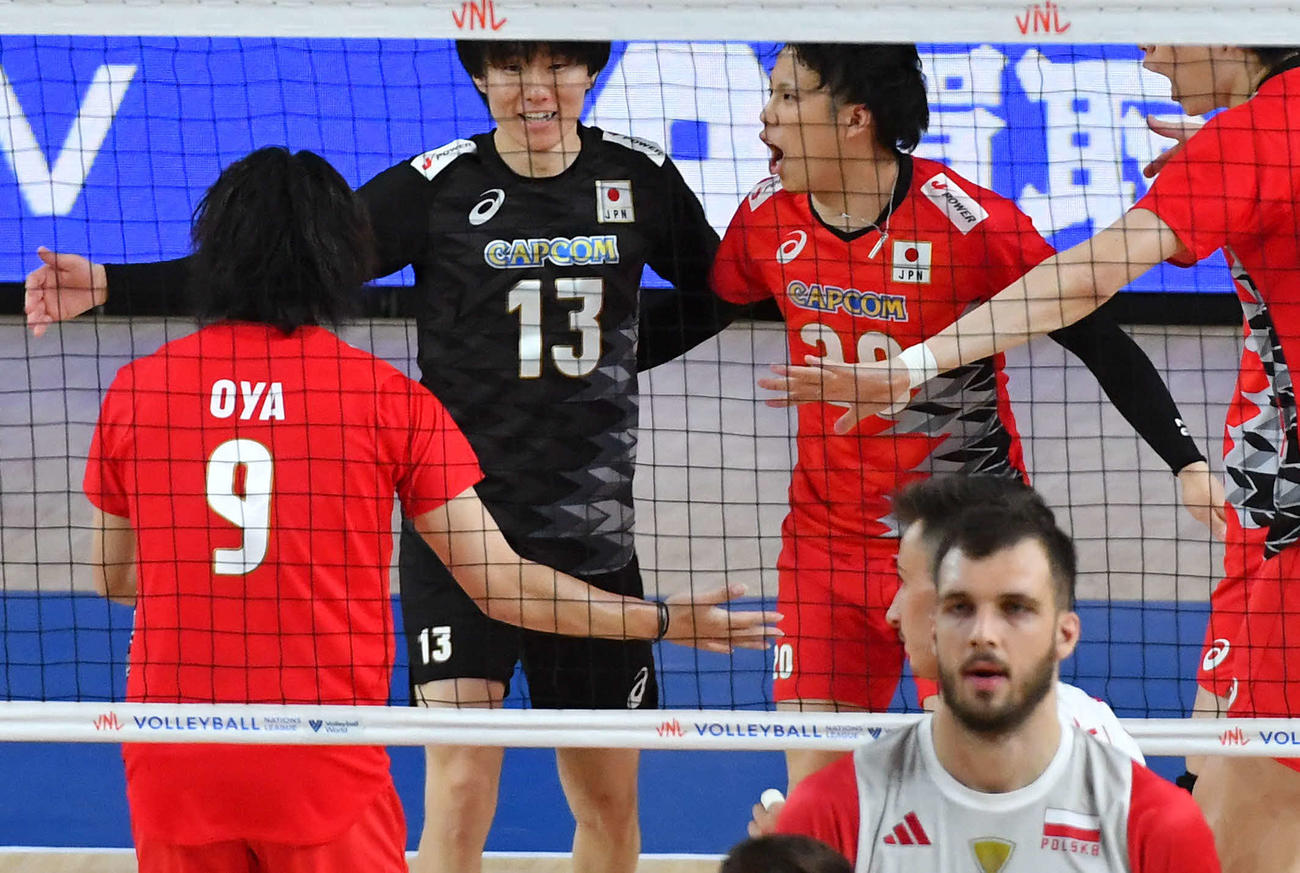 日本対ポーランド　第2セット、得点し輪をつくる小川（左）と山本智（撮影・岩下翔太）