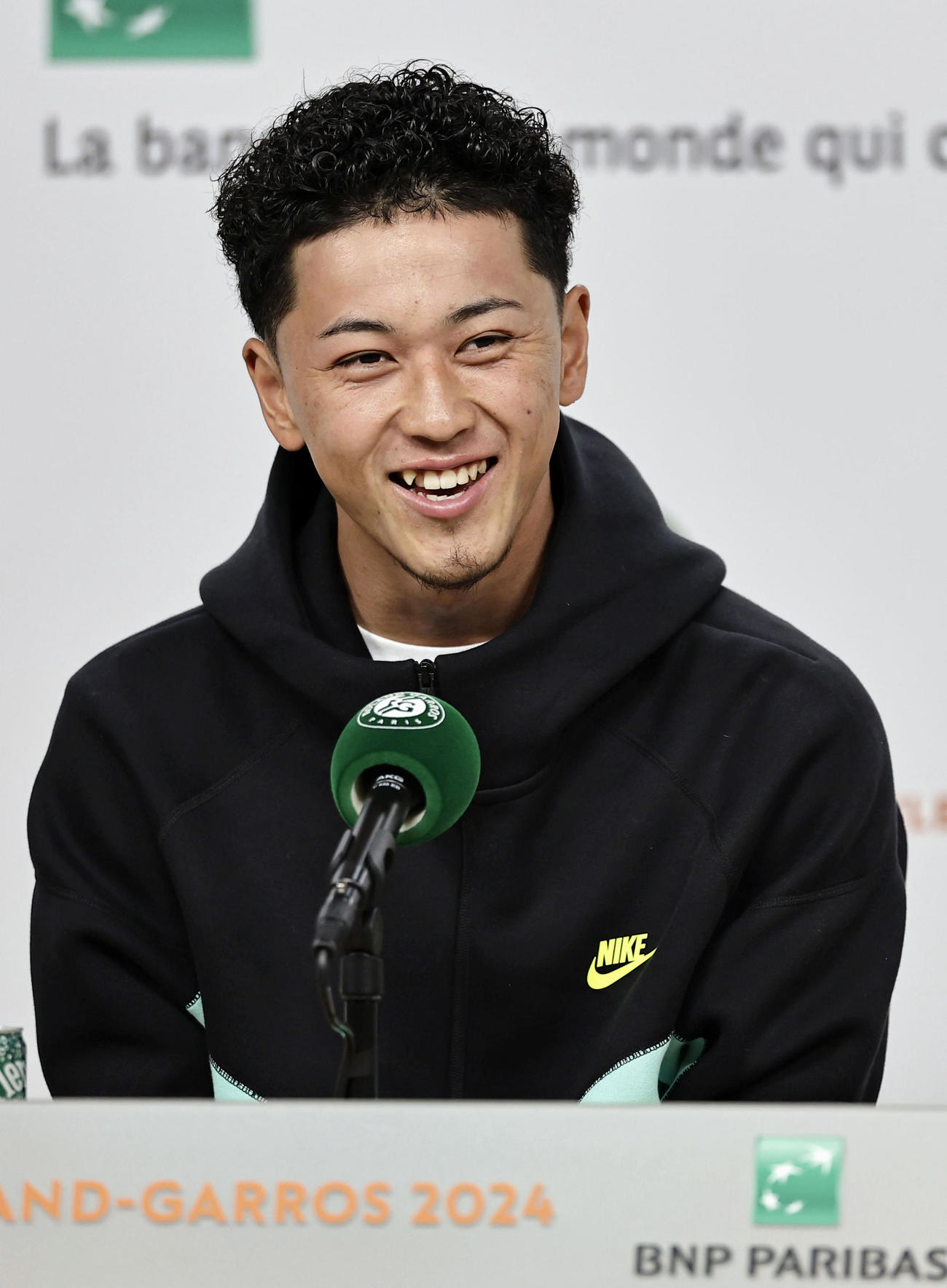 車いすの部男子シングルスで連覇を果たし、笑顔で記者会見する小田凱人＝8日、パリ（共同）