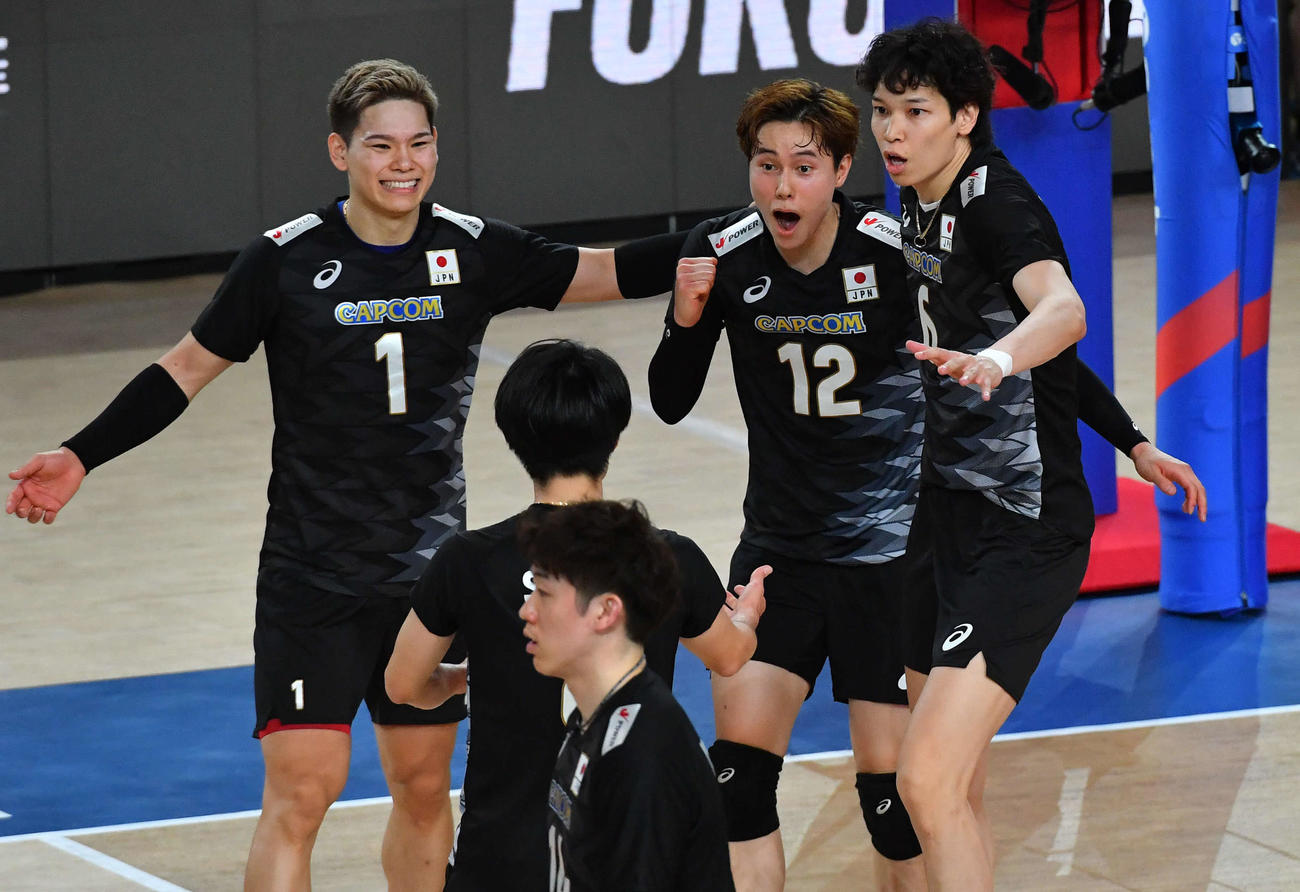 日本対スロベニア　第3セット、スパイクで得点を奪い、ガッツポーズする高橋藍（中央）（撮影・岩下翔太）