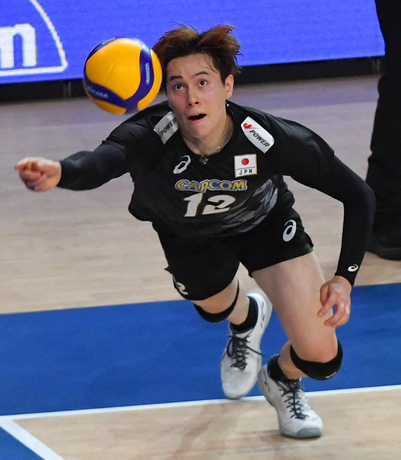 日本対スロベニア　第3セット、好セーブする高橋藍（撮影・岩下翔太）