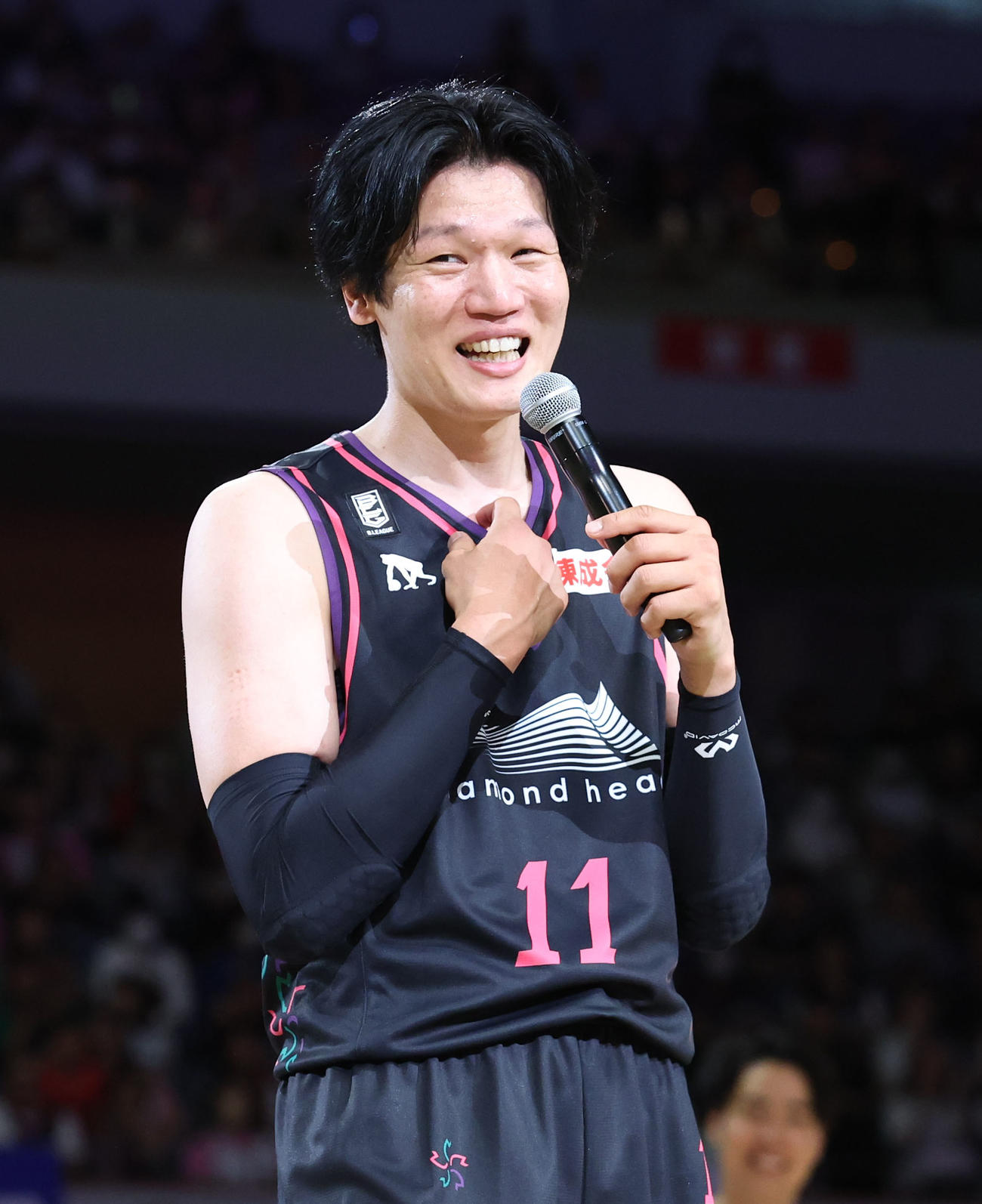 引退試合を終え笑顔でインタビューを受けるレバンガ北海道桜井（撮影・佐藤翔太）