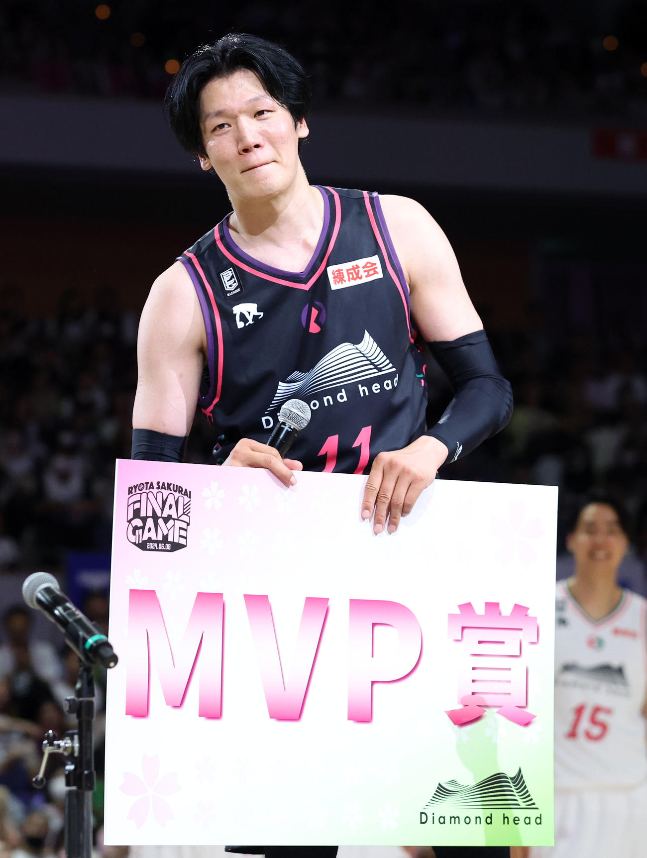 引退試合のMVP賞をもらうレバンガ北海道桜井（撮影・佐藤翔太）