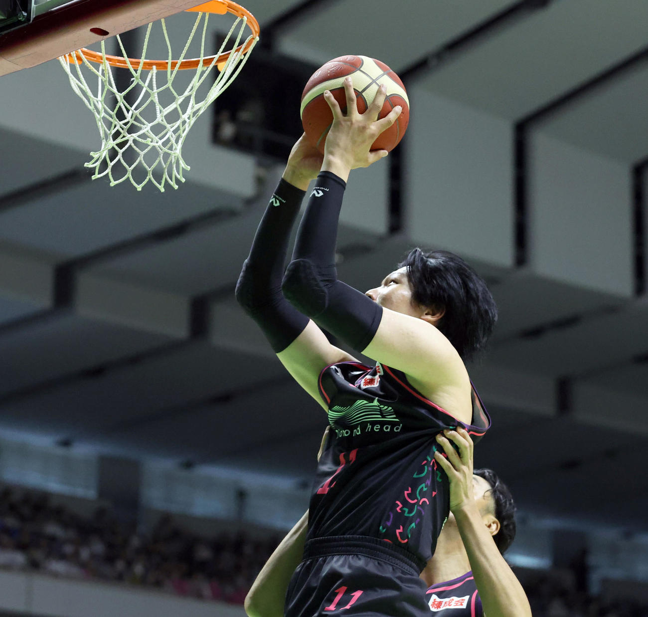 チームS対チームR　第4Q、持ち上げられダンクを試みるチームRの桜井（撮影・佐藤翔太）