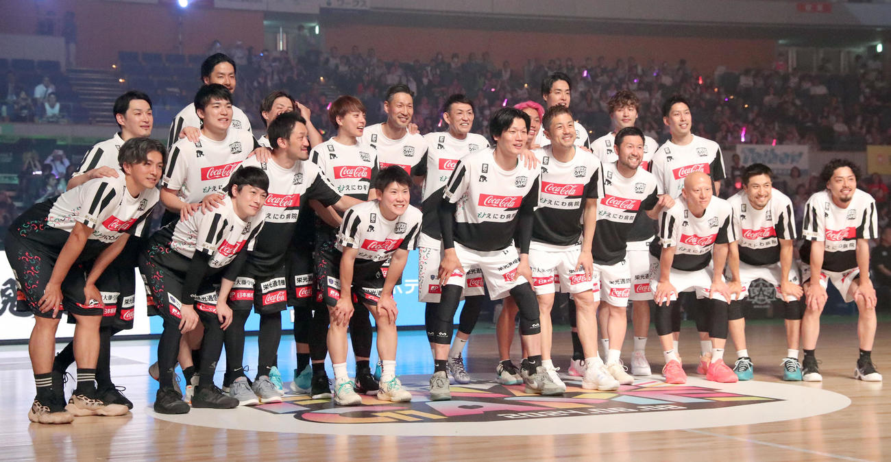 引退試合で集合写真を撮るレバンガ北海道桜井（中央）（撮影・佐藤翔太）