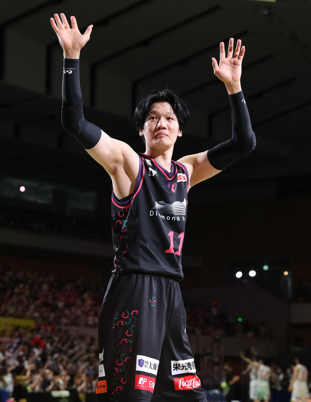 引退試合を終えブースターに手を振りながら引き揚げるレバンガ北海道桜井（撮影・佐藤翔太）