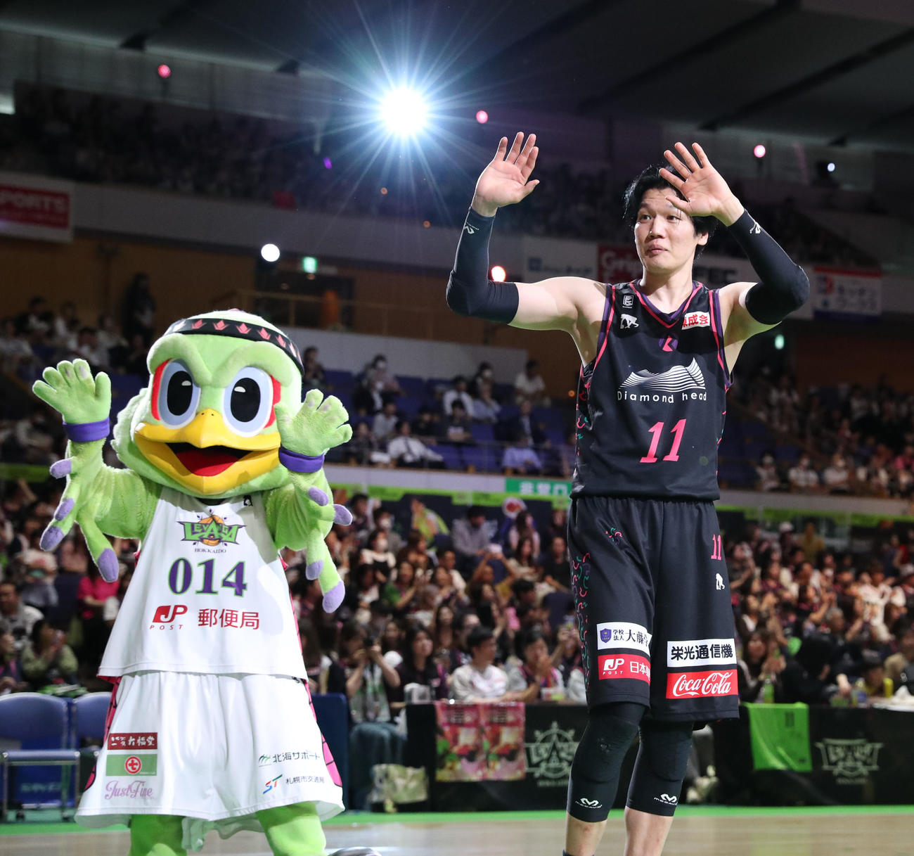 引退試合を終えブースターに手を振りながら引き揚げるレバンガ北海道桜井（撮影・佐藤翔太）