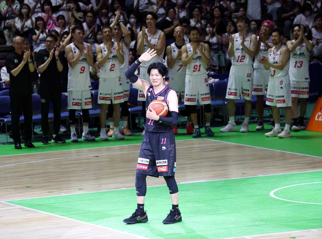 引退試合を終えブースターに手を振るレバンガ北海道桜井（撮影・佐藤翔太）
