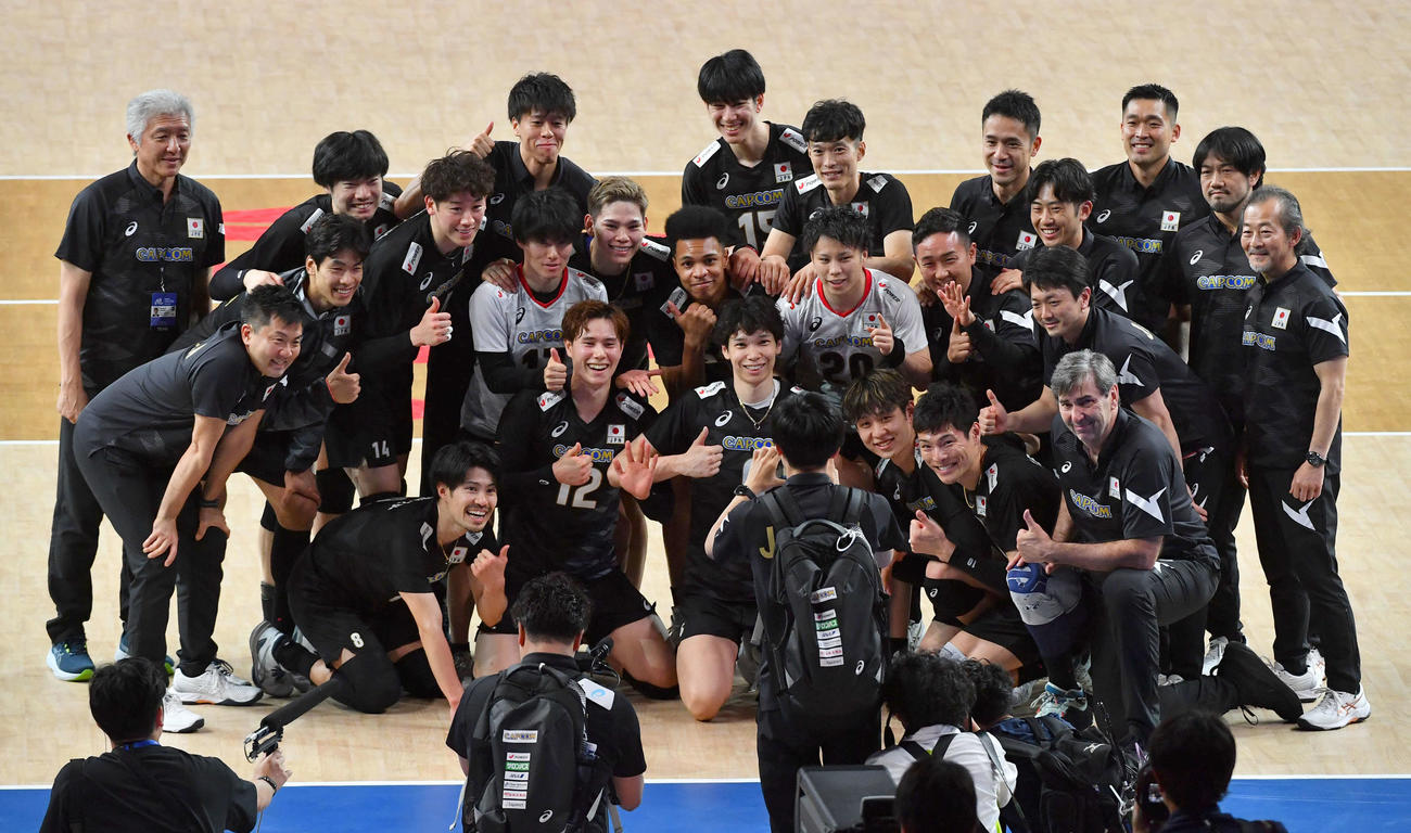 スロベニアに勝利し、記念撮影をするバレー男子日本代表の選手たち