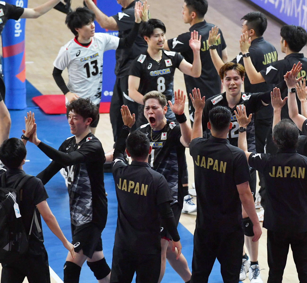 日本対スロベニア　スロベニアに勝利しタッチを交わす、先頭から石川、西田、高橋藍、関田、小川（撮影・岩下翔太）