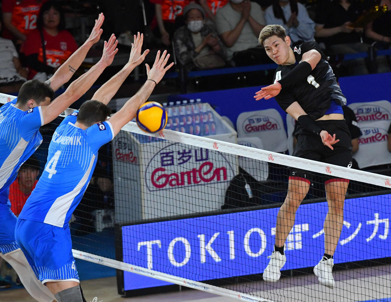 日本対スロベニア　第2セット、スパイクで得点を奪う西田（撮影・岩下翔太）
