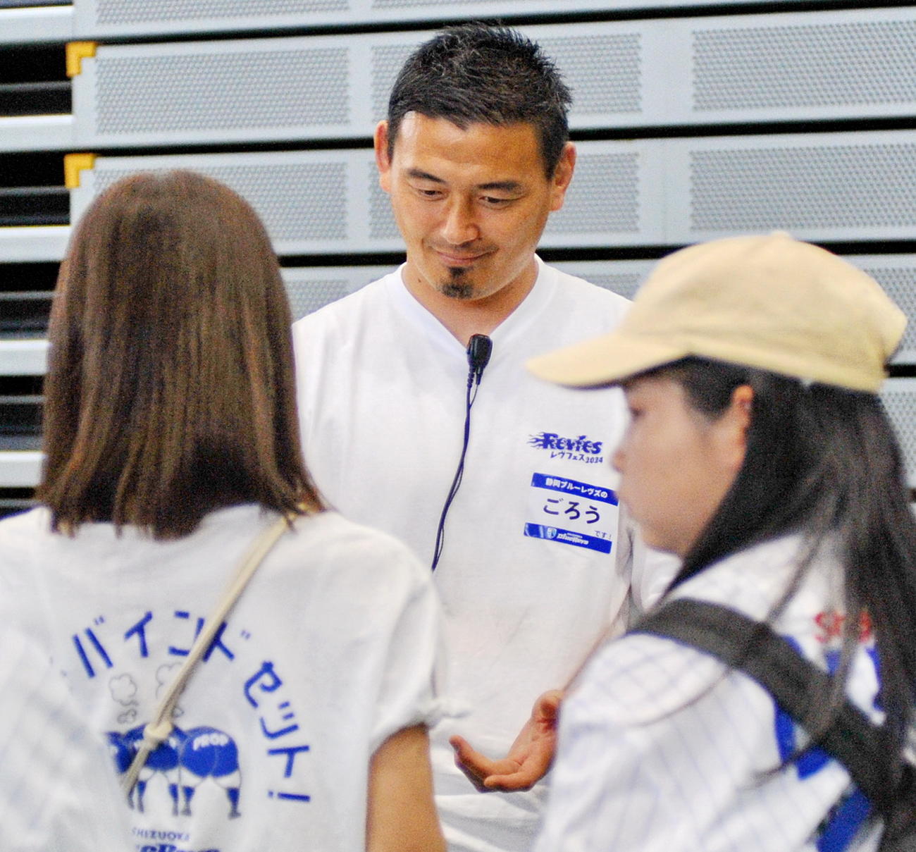 ファンのサインに応じる五郎丸氏