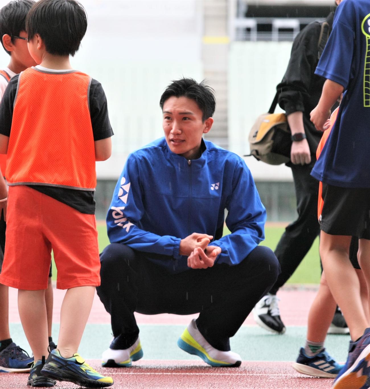 大阪市内でスポーツイベントに出席したバドミントン男子の桃田