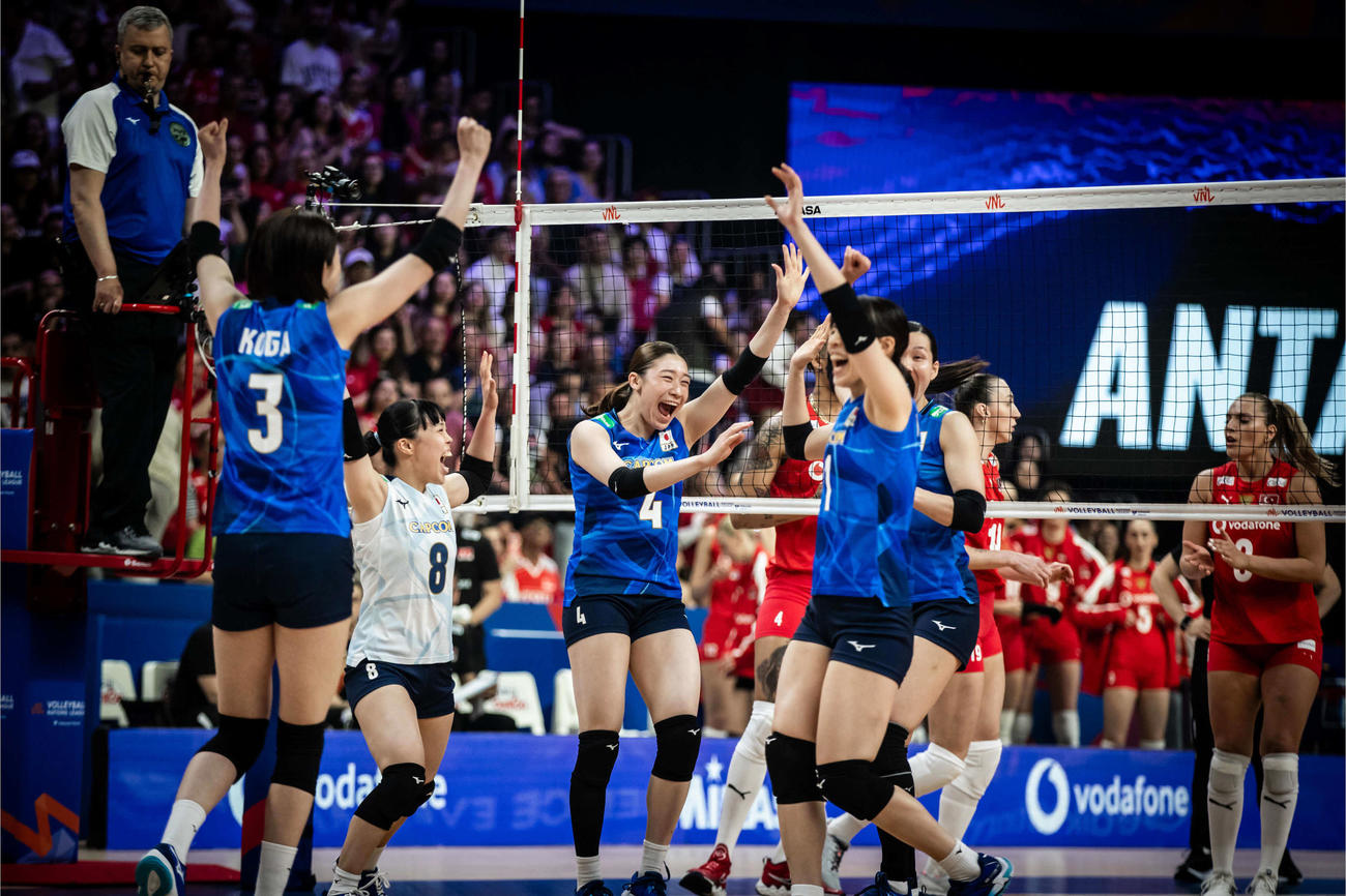 5月、ネーションズリーグのトルコ戦で得点を喜ぶ石川真佑（中央）ら選手たち（C）FIVB