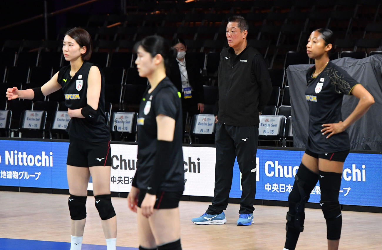 バレー女子日本代表選手たちの練習を見守る真鍋監督（右から2人目）（撮影・岩下翔太）