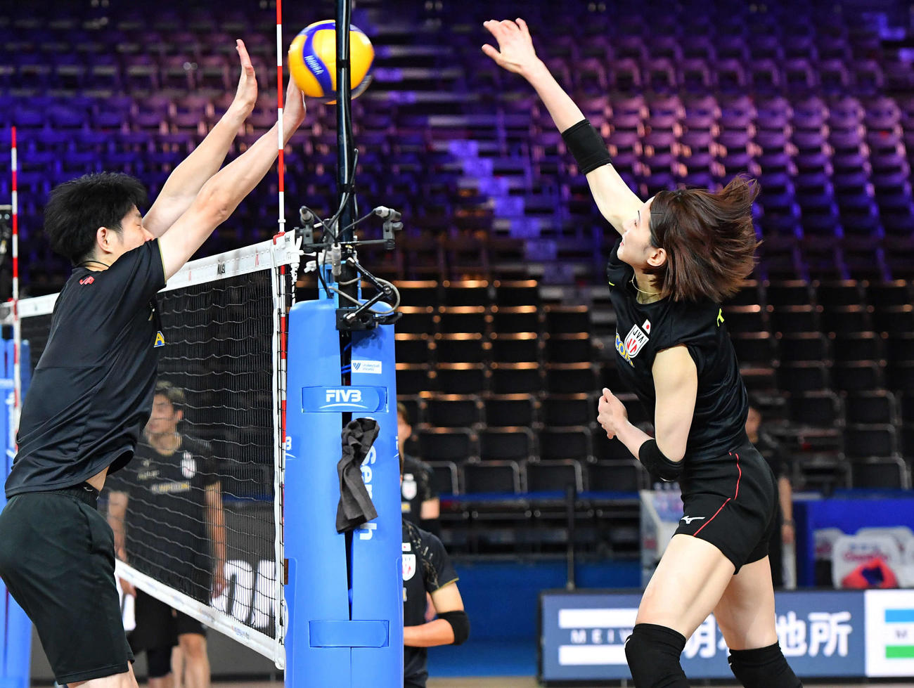 スパイクの練習を行う古賀（撮影・岩下翔太）