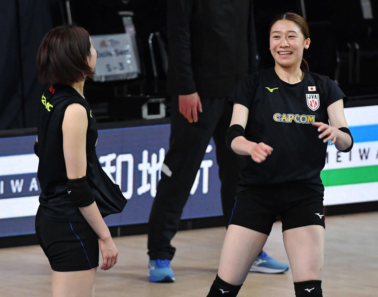 古賀（左）と話す石川（撮影・岩下翔太）