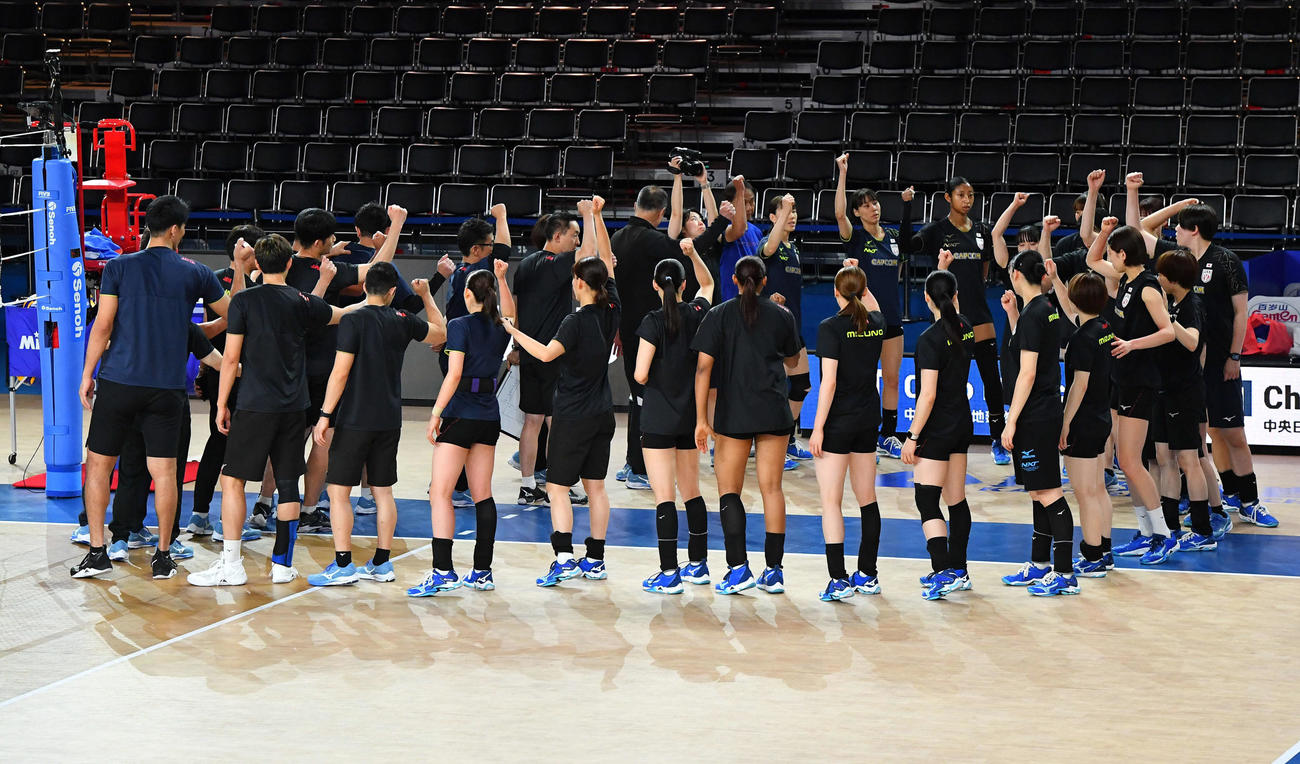 全体練習開始前に円陣を組むバレー女子日本代表の選手たち（撮影・岩下翔太）