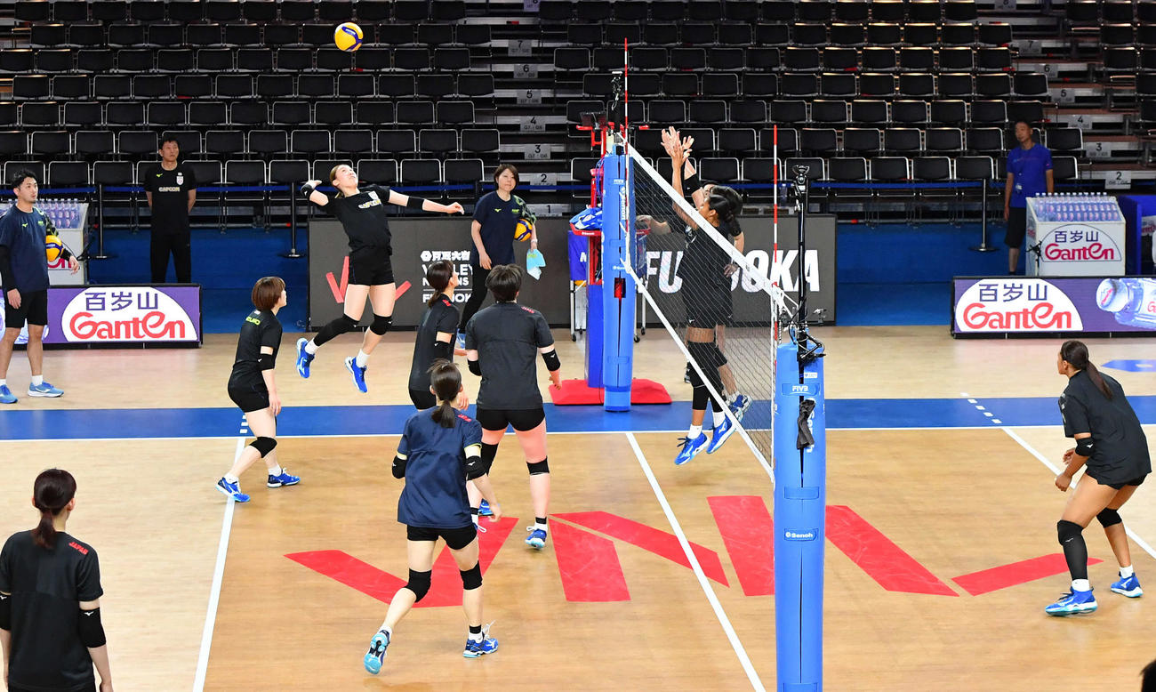 前日練習を行うバレー女子日本代表の選手たち（撮影・岩下翔太）