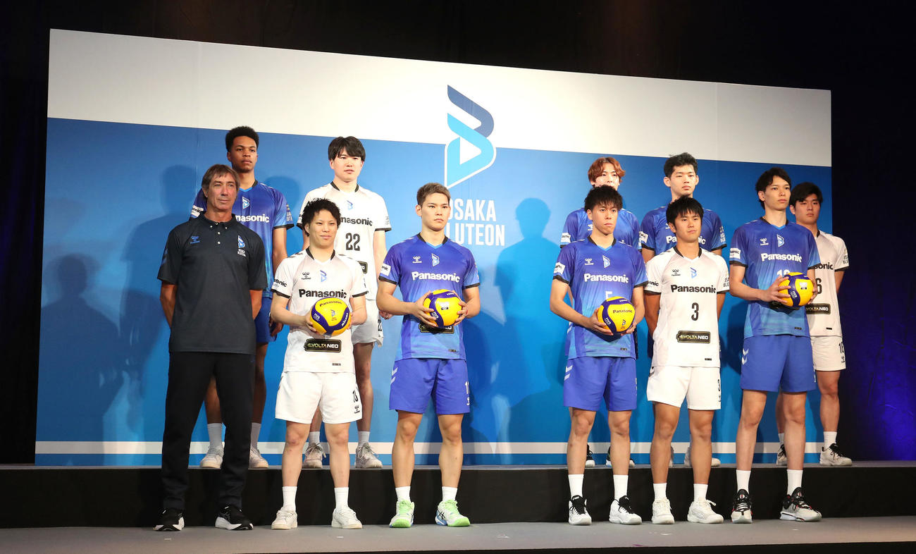 記念写真に納まる大阪ブルテオンの選手たち（撮影・白石智彦）