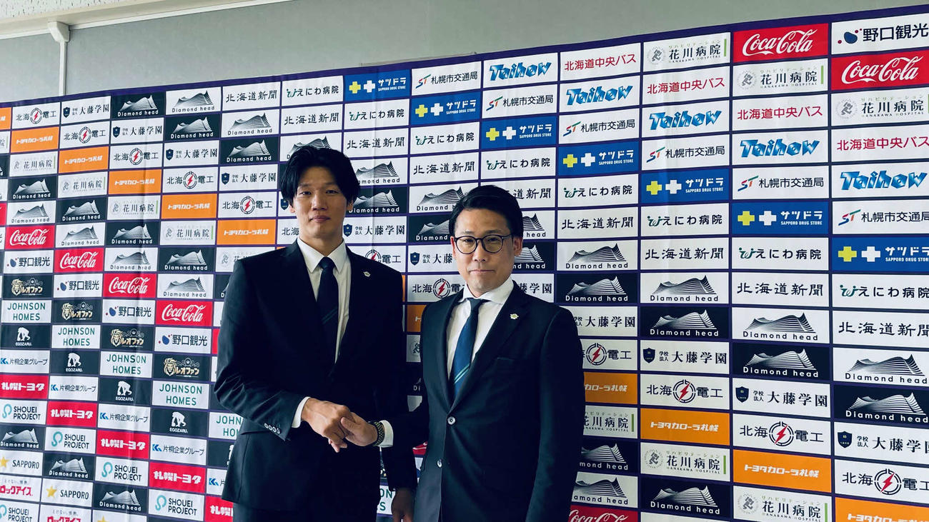 B1北海道のGMに就任する桜井（左）は、横田CEOと握手（撮影・中島洋尚）