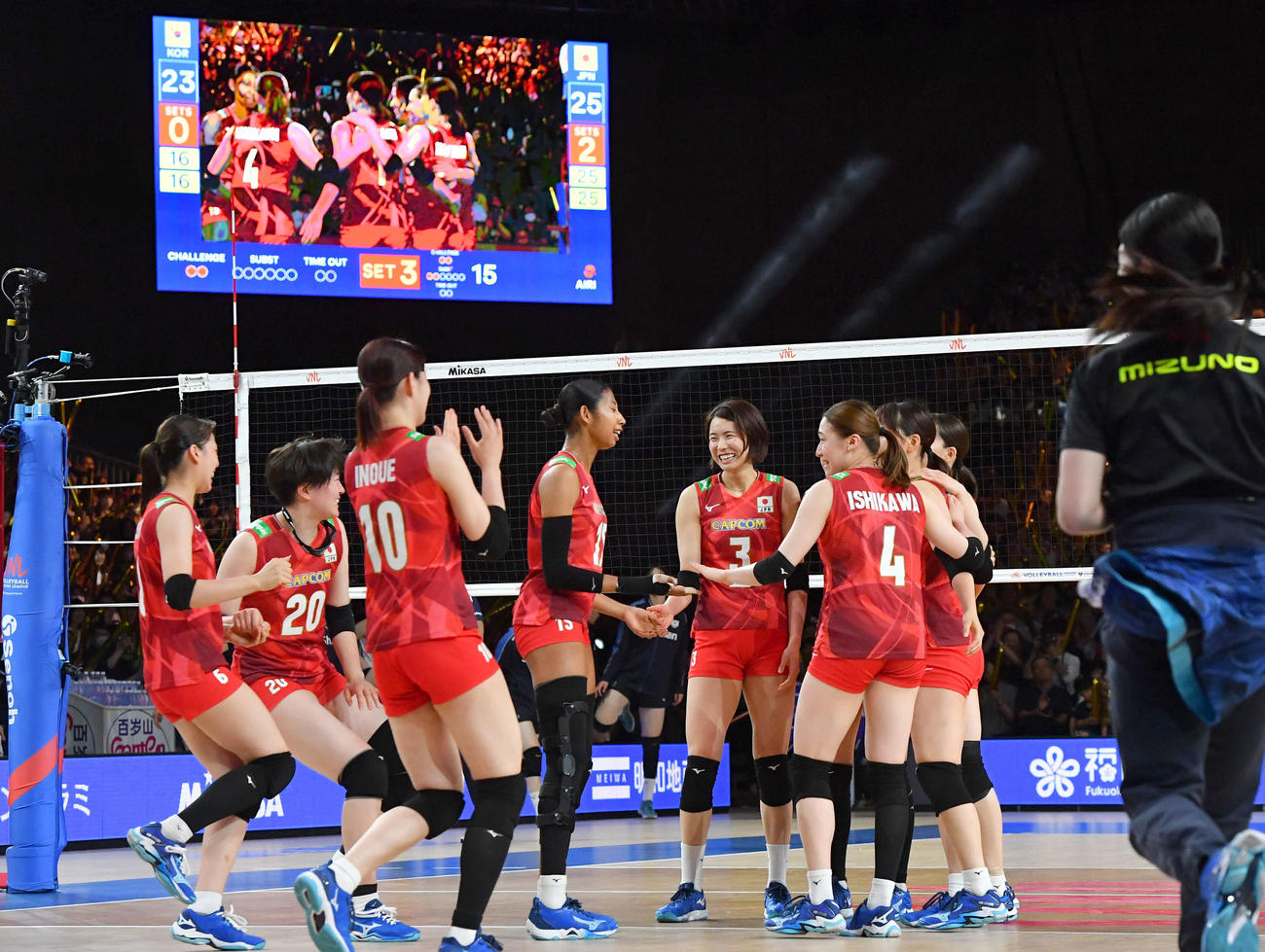 日本対韓国　韓国に勝利し、笑顔でタッチを交わすバレー女子日本代表の選手たち（撮影・岩下翔太）