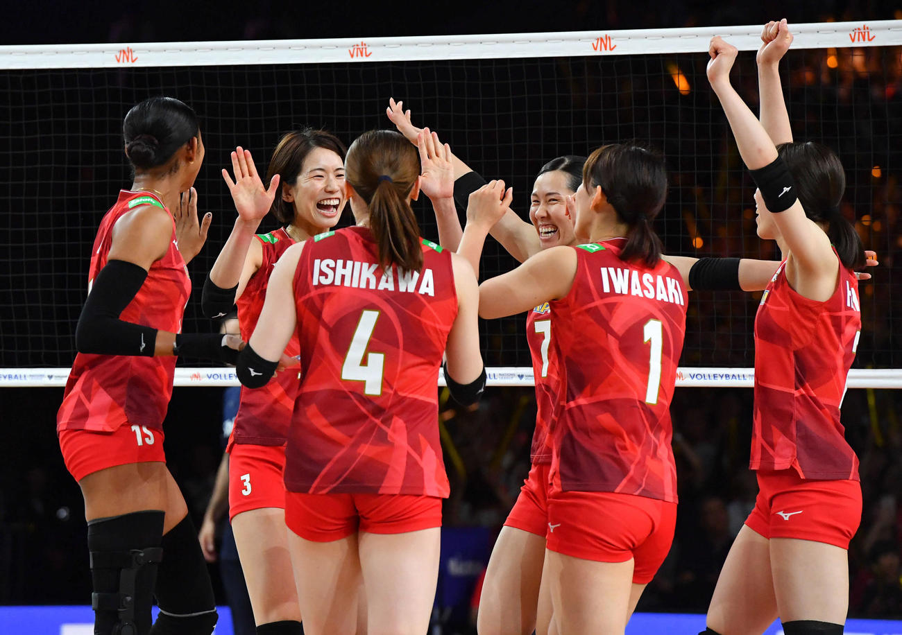 日本対韓国　韓国に勝利し、笑顔でタッチを交わすバレー女子日本代表の選手たち（撮影・岩下翔太）