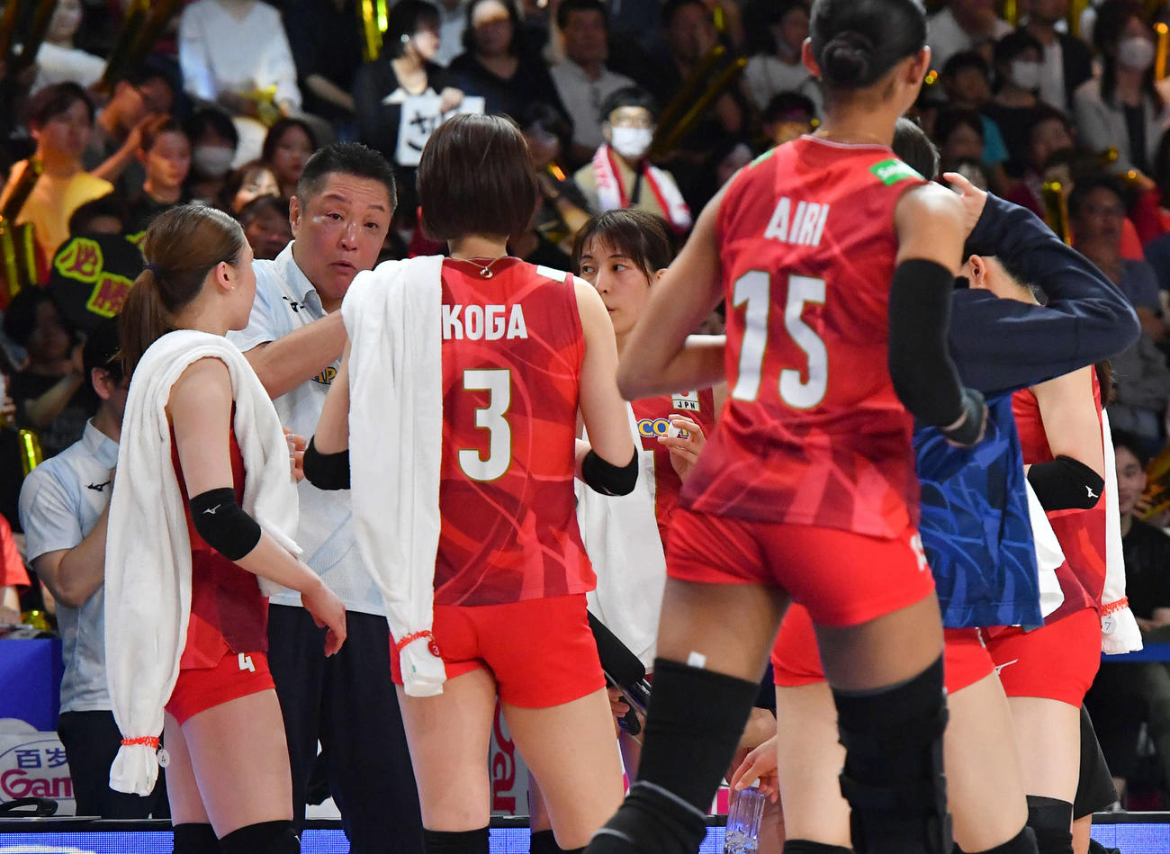 日本対韓国　第3セット、タイムアウト中に作戦を伝える真鍋監督（左から2人目）（撮影・岩下翔太）