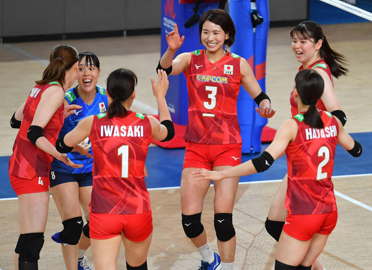 日本対韓国　第1セット、スパイクで得点を奪い、笑顔でタッチを交わす古賀（中央）（撮影・岩下翔太）