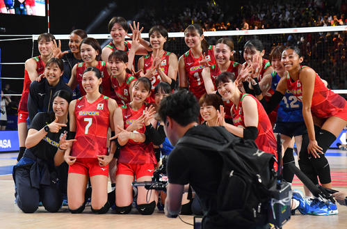 日本対韓国　韓国に勝利し、記念撮影するバレー女子日本代表の選手たち（撮影・岩下翔太）
