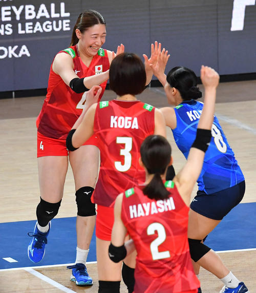 日本対韓国　第1セット、スパイクで得点を奪い、笑顔でタッチを交わす石川（左）（撮影・岩下翔太）