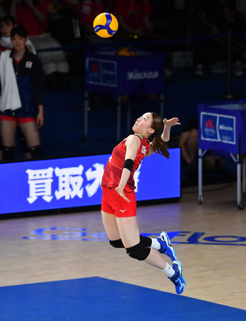 日本対韓国　第2セット、サーブを打つ石川（撮影・岩下翔太）