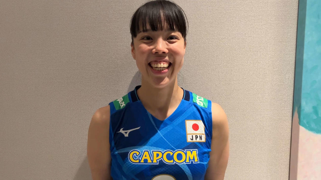 笑顔を見せる小島満菜美（C）JVA