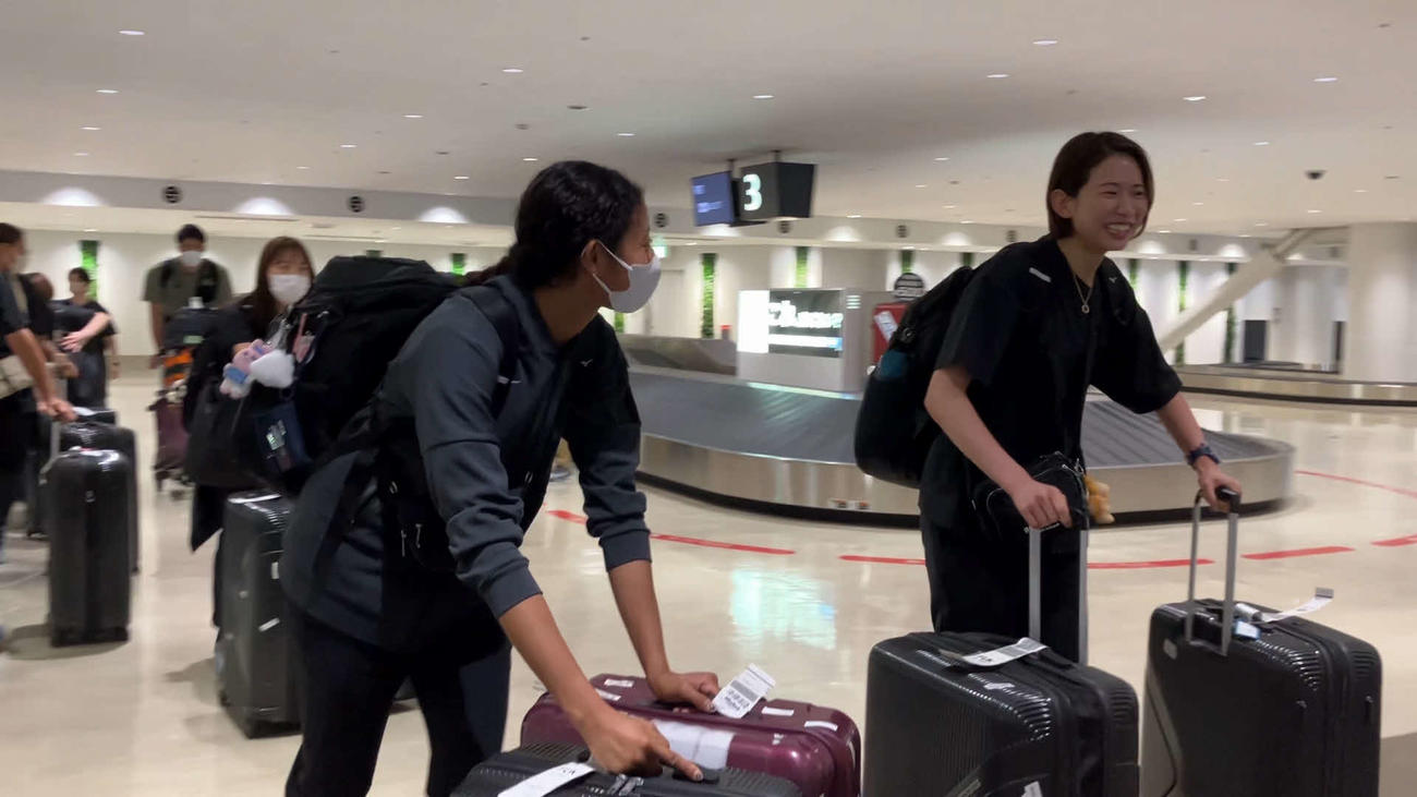 空港に到着した宮部藍梨（左）と古賀紗理那（C）JVA