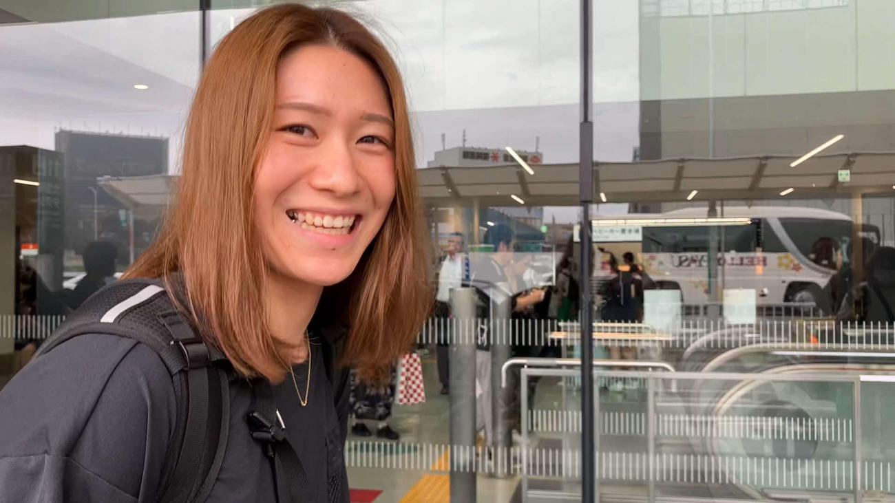 空港に到着し、笑顔を見せる石川真佑（C）JVA