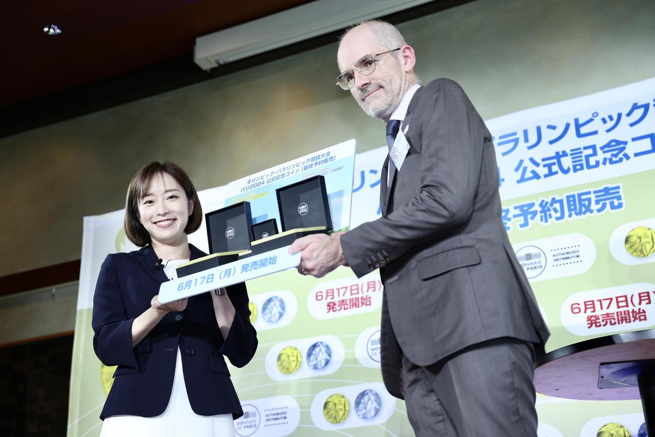 フランス国立造幣局コマーシャルディレクターのオリヴィエ・セガラさん（右）から五輪・パラ競技大会パリ2024公式記念コインを受け取る石川佳純さん（撮影・河田真司）