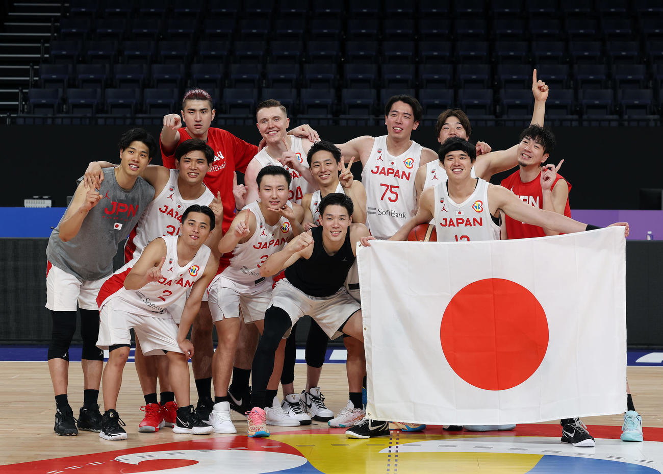 バスケW杯カボベルデ戦でパリ五輪出場を決め笑顔で記念撮影する日本の選手たち（2023年9月2日撮影）