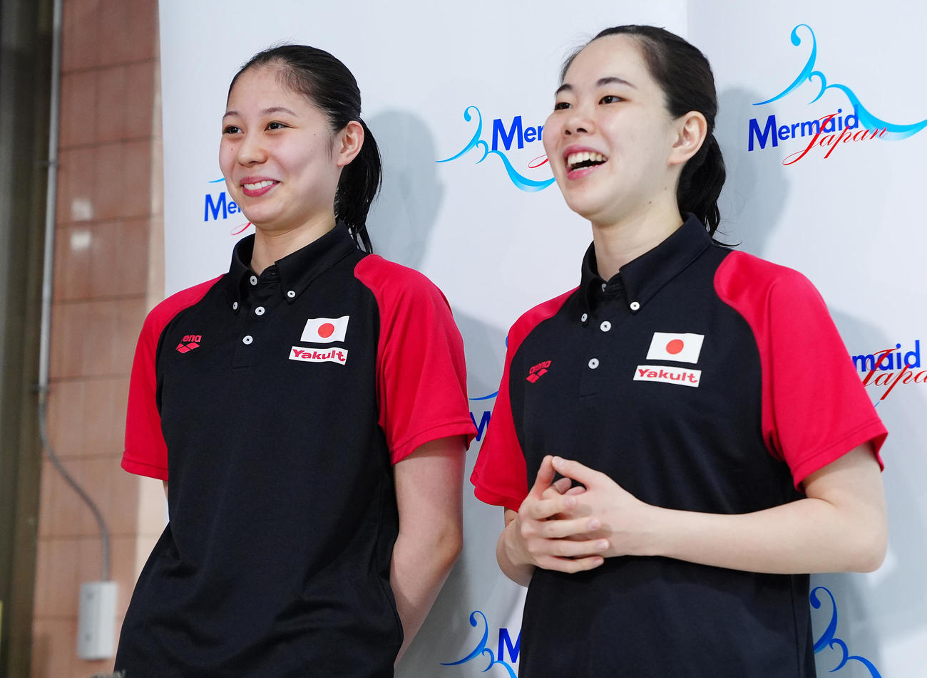 練習を終え囲み取材に応じるアーティスティックスイミング日本代表「デュエット」の比嘉（左）と佐藤（撮影・垰建太）