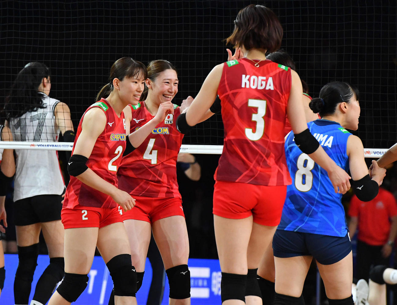日本対韓国　第3セット、スパイクで得点を奪い、笑顔でタッチを交わす石川（左から2人目）（撮影・岩下翔太）