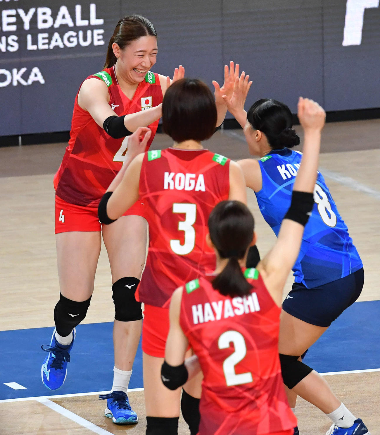 日本対韓国　第1セット、スパイクで得点を奪い、笑顔でタッチを交わす石川（左）（撮影・岩下翔太）