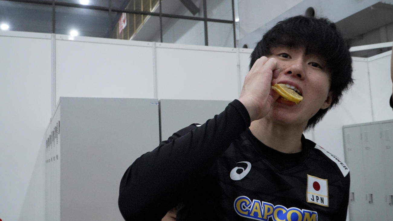 試合前にレモンを食べる小川（C）JVA