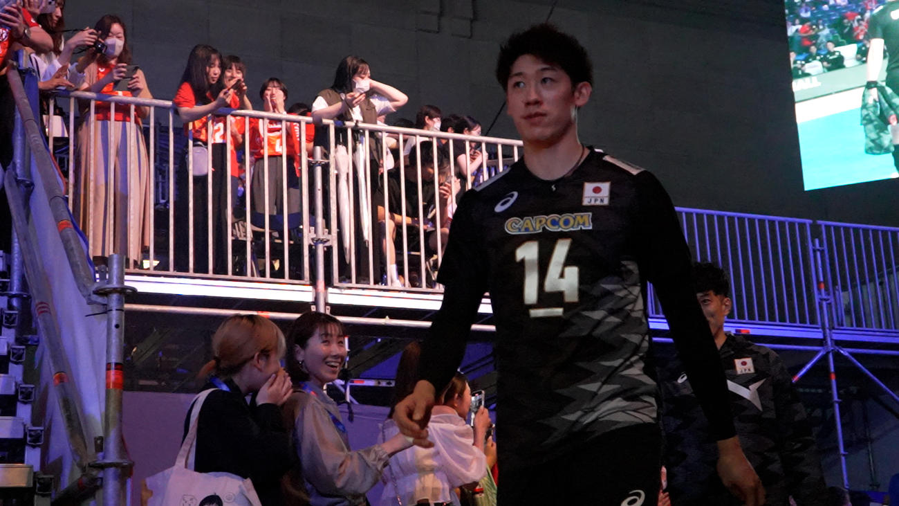 コートインする石川祐希（C）JVA