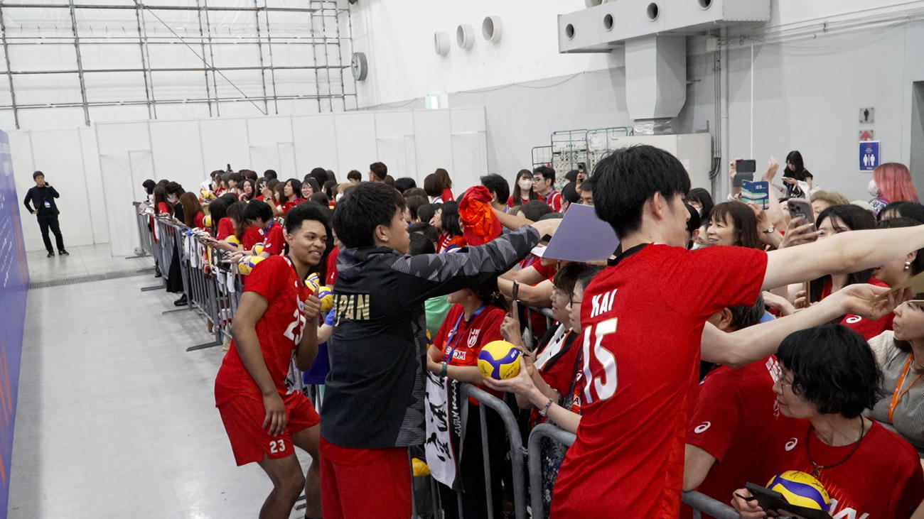 ファン対応する（左から）ラリー・エバデダン、富田将馬、甲斐優斗（C）JVA