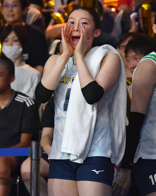 日本対カナダ　第4セット、ベンチから声をかける石川（撮影・岩下翔太）