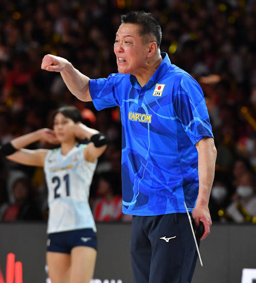 日本対カナダ　第4セット、厳しい表情で指示を出す真鍋監督（撮影・岩下翔太）