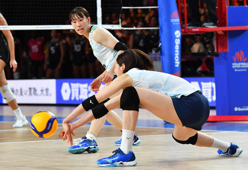 日本対カナダ　第4セット、相手のスパイクをレシーブできず失点する古賀（撮影・岩下翔太）
