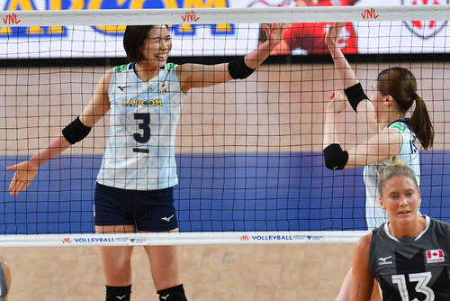 日本対カナダ　第1セット、スパイクで得点を奪った石川（右）と笑顔でタッチを交わす古賀（撮影・岩下翔太）
