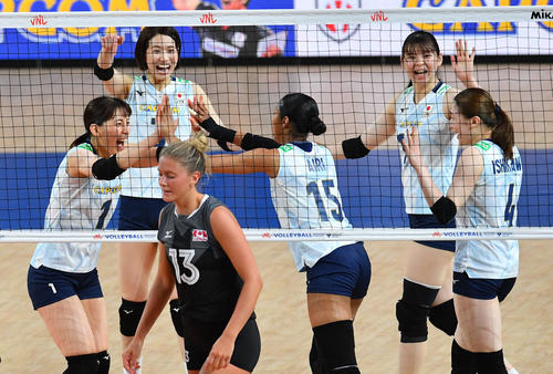 日本対カナダ　第2セット、宮部（中央）が得点を奪い、笑顔を見せるバレー女子日本代表の選手たち（撮影・岩下翔太）