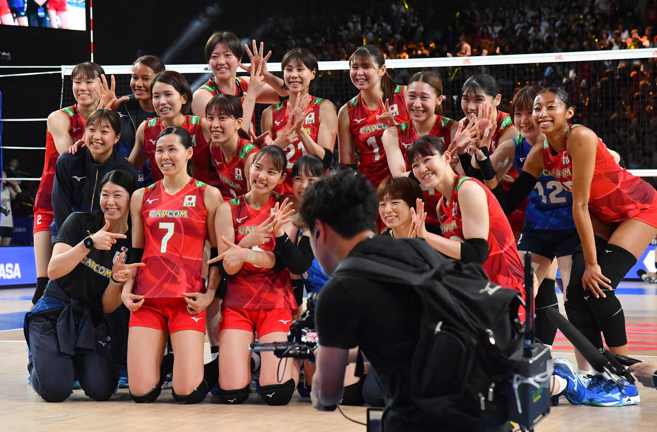 日本対韓国　韓国に勝利し、記念撮影するバレー女子日本代表の選手たち＝2024年6月12日、西日本総合展示場