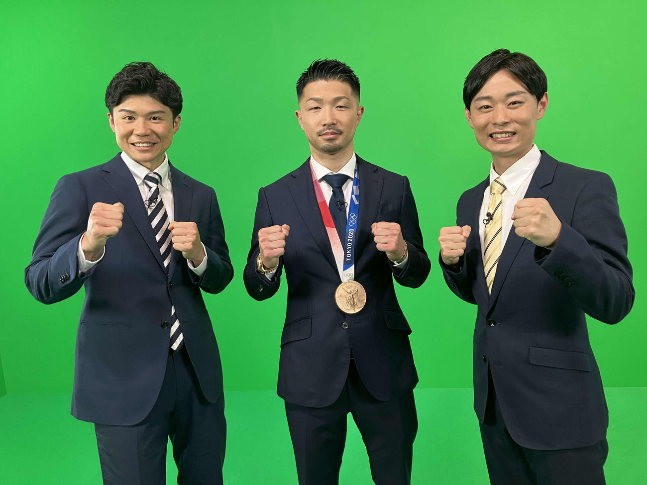 解説を務める田中氏（中央）と実況担当の大角アナウンサー（左）と大石アナウンサー