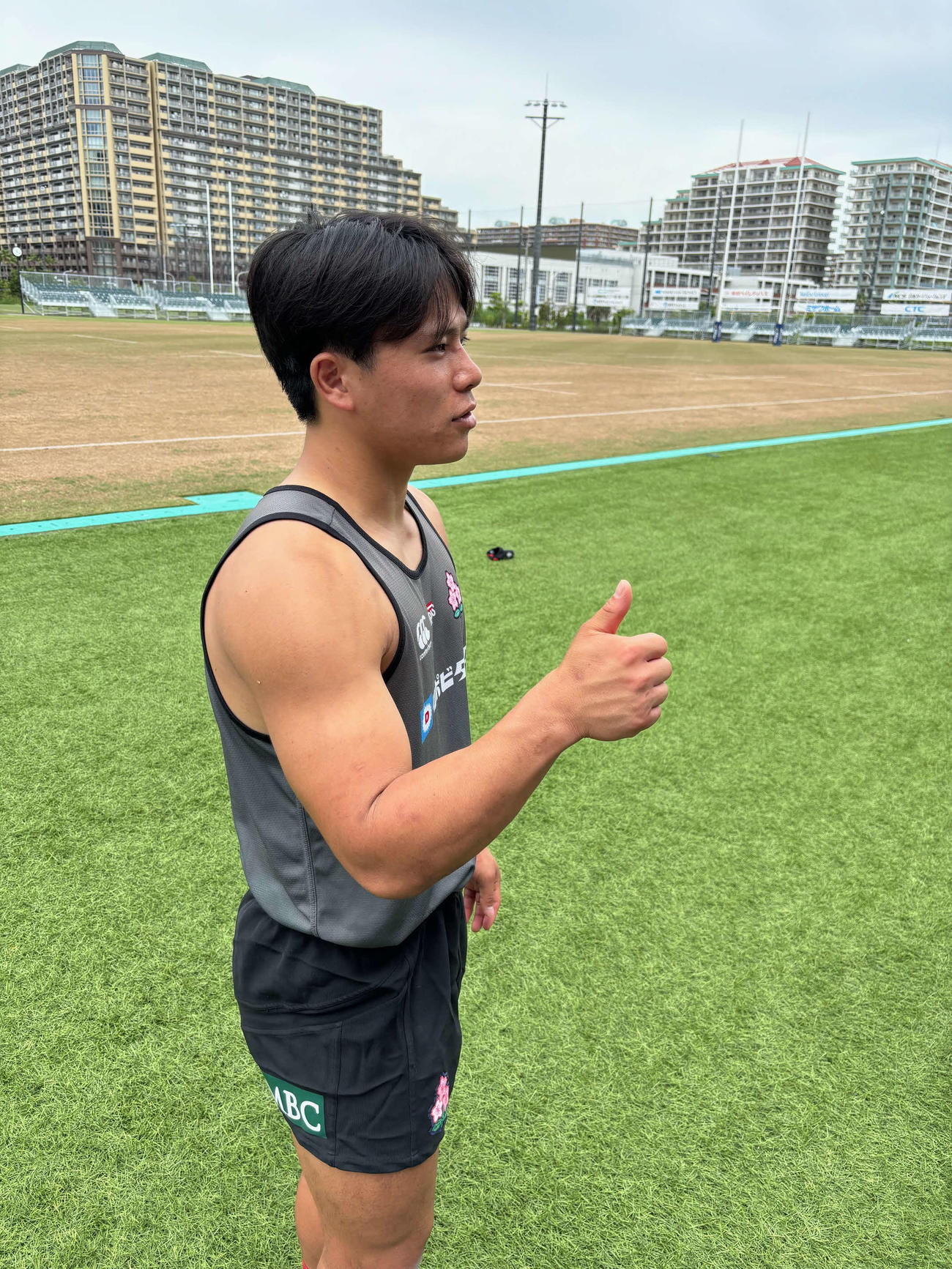 パリ五輪の大観衆を想定し意思疎通を図るジェスチャーの一例を披露した石田吉平（撮影・松本航）